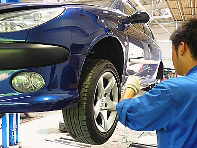 泉インター手前には、プジョー泉がございますよ☆