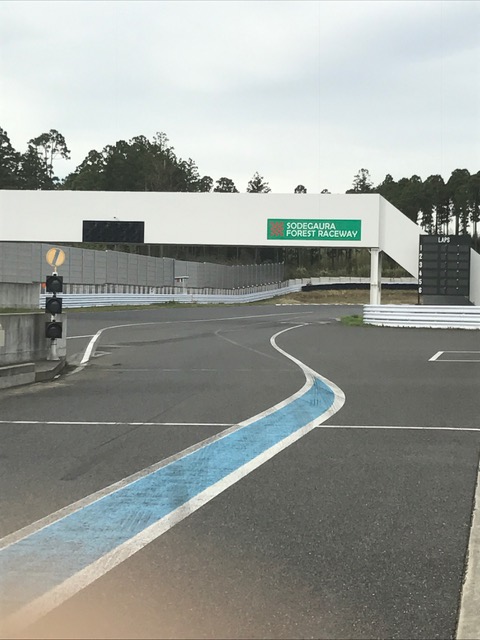 プジョーサーキット研修！！