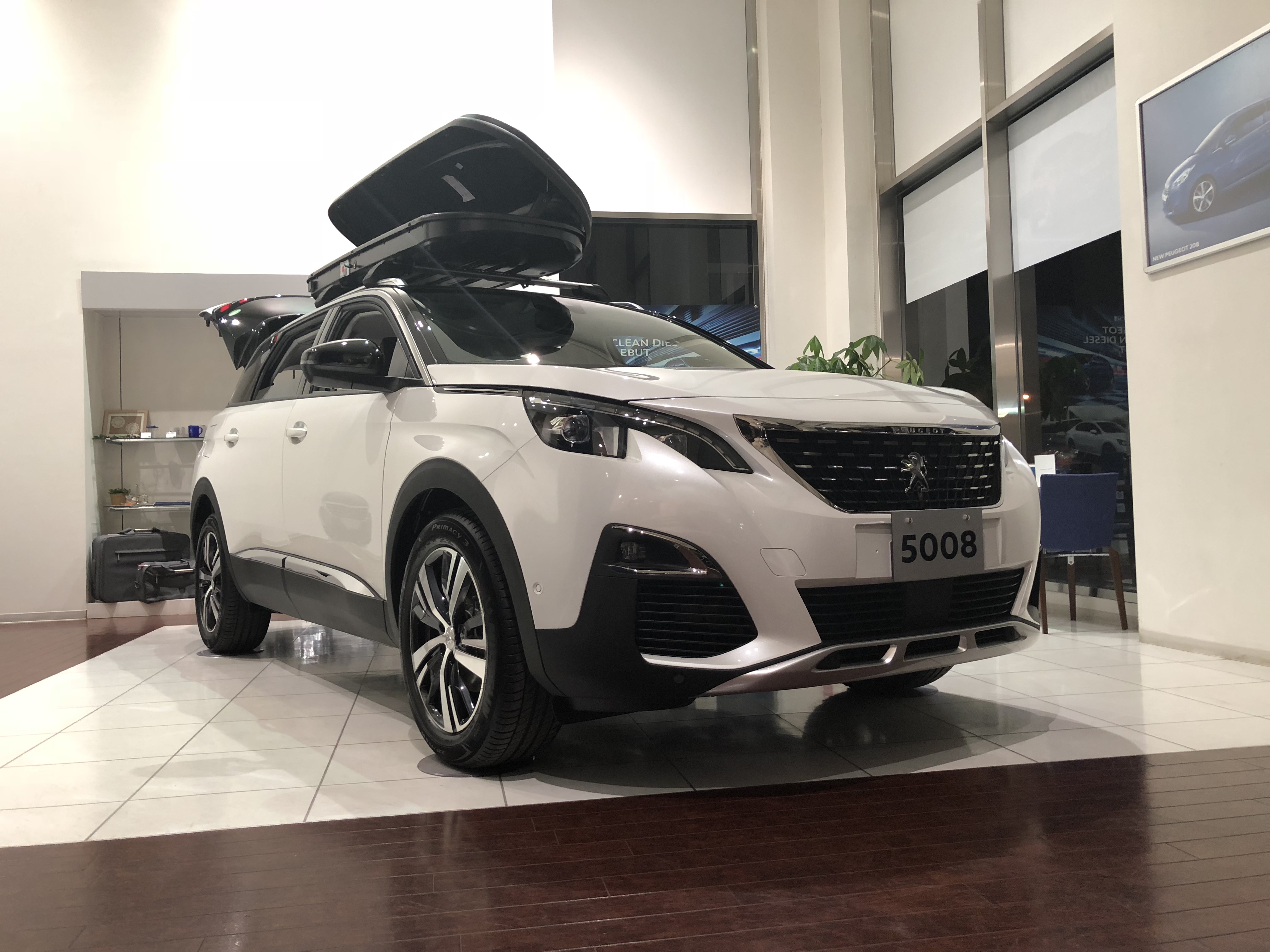 ショールーム内の展示車をご紹介致します。