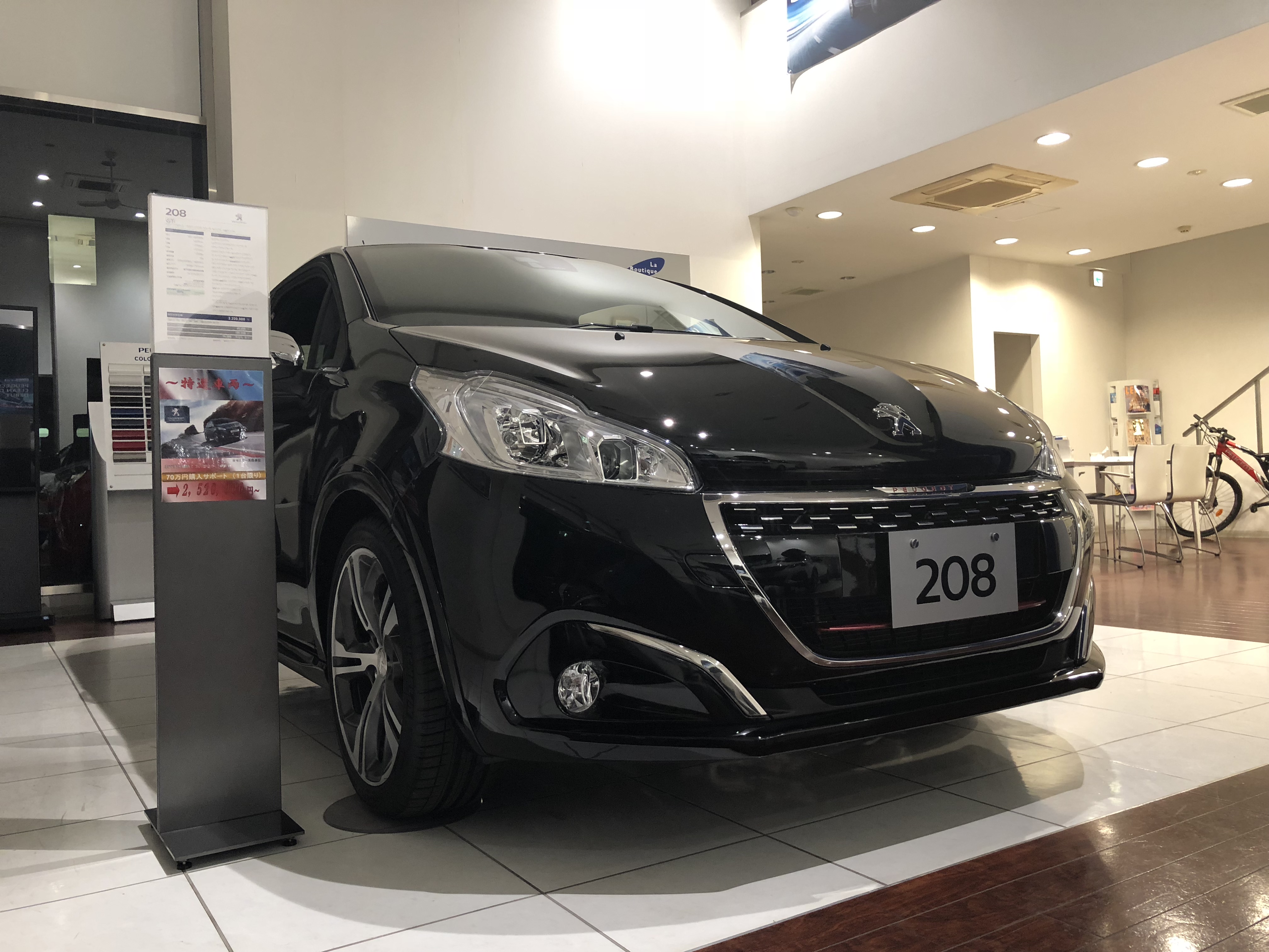 ショールーム内の展示車をご紹介致します。