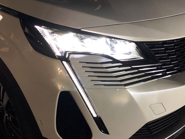 プジョーＳＵＶ３００８ＨＹＢＲＩＤ試乗車できました！！