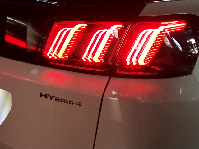 プジョーＳＵＶ３００８ＨＹＢＲＩＤ試乗車できました！！